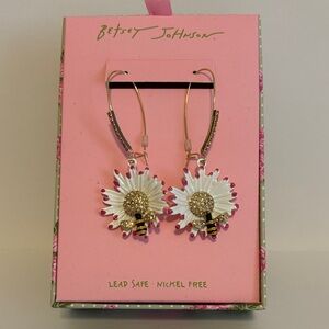 ☀️Betsey Johnson White & Pink Daisy Bee Dangle Earrings